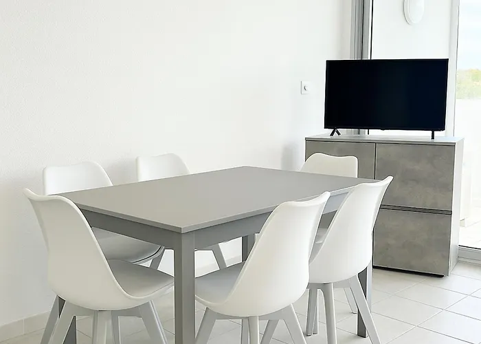 T2 Climatisé Rénové, Proche Et Commerces à Argelès-sur-mer, Avec Balcon Et Parking Privé - Fr-1-732-68